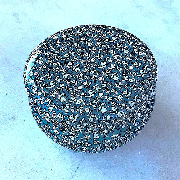 THE PIONEER WOMAN CANLDE MISTLETOE & JUNIPER TIN 4.95 OZ NEW - Picture 2 of 3